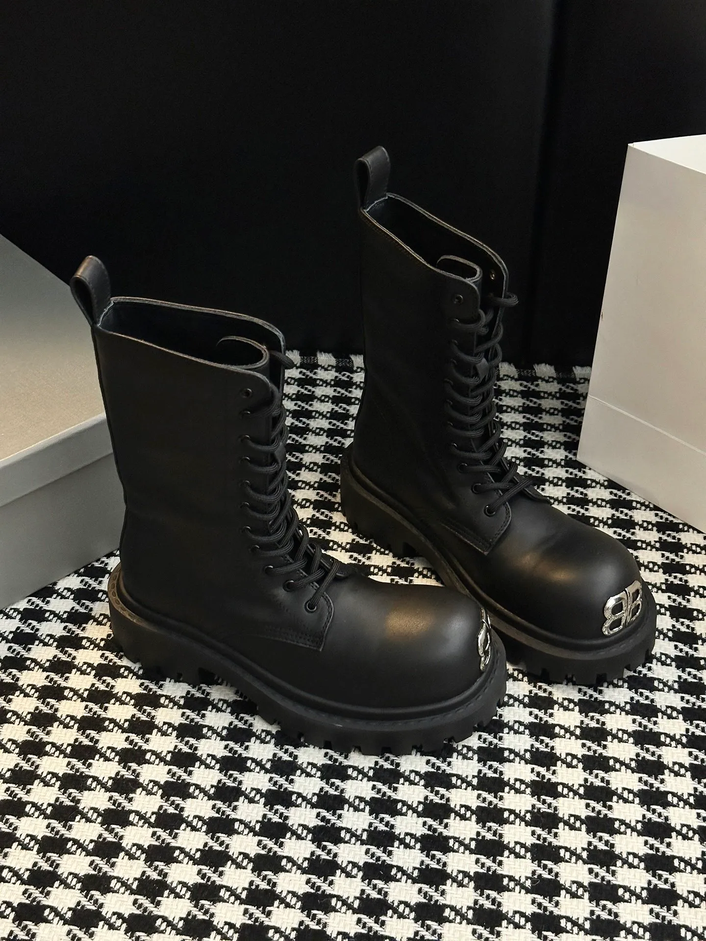 👟👟Ex-factory price 780👟👟 [𝗕𝗔𝗟𝗘𝗡𝗖𝗜𝗔𝗚𝗔Parisian Martin boots] Stomper Derby new big-toe derby shoes. This pair of shoes is simply a dark horse in this year's fashion circle. The exaggerated big-toe design makes people fall in love at first sight! 💖 👟 When I first saw it, I was attracted by the big B logo. It’s so recognizable! 🌟 Wear it, whether paired with skinny jeans or wide-leg pants, you can easily style it and look extremely fashionable! The double B decorative buckle is hand-inlaid with pure copper hardware 👟👟Shoe upper material: full-grain cowhide 👟👟Shoe lining material: water-dyed cowhide 👟👟Sole material: original rubber outsole 👟👟Shoe size selection: women's 35-40 (40 customized)